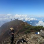 雨飾山は双児峰で今いるところが頂上の三角点、もう一つのピークが西北に