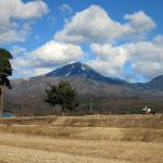 眼前の蓼科山：白樺湖に向かう道筋から見た蓼科山です