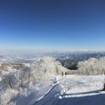 やまびこコース：スキー場最上部のやまびこコースにやってきました。霧氷がいいですね。