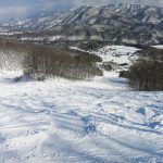 麓のカモシカコースから：ようやくオープンした麓のコースは整備が間に合わず非圧雪。深雪は午後には荒らされて、午前の早いうちに来ればさらによかった．．