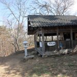 光城山の祠：建物の中には賽銭箱もあって、いつも通り登山の無事を祈願しました。