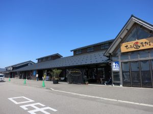 ④ 氷見番屋街：氷見港の道の駅はいつもながら賑わっていました。