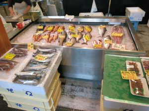 ⑤ 鮮魚店：魚も朝取れの新鮮そのものです。