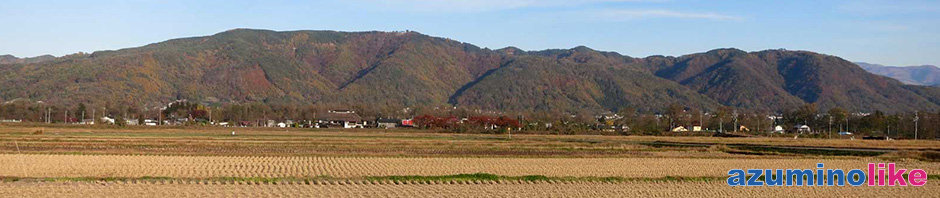 2015/11/6【里山の秋】安曇野・穂高の東方に見える山は右に光城山、左が長峰山で、紅葉真っ盛りです。