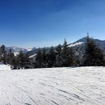 ④ 右奥は寺子屋スキー場：東館山山頂から見る寺子屋スキー場は標高2,000m越えのスキー場です。