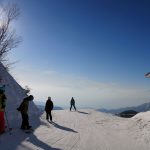 ⑧ 雲海の先に山々が．．：当初は北アルプス方向は視界がきかなかったのですが、夕刻になって雲海の上に山々が見えてきました。最後のご褒美です。