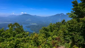 その奥に立ち寄った大明神岳からの眺め