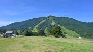 本日登る斑尾山（ゲレンデ上部のピークから一段下がったように見える奥の山）