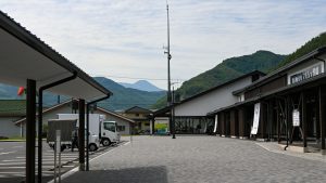 上田市長和の道の駅、遠くに見えるは蓼科山です。