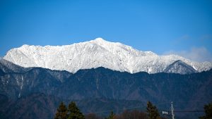 【西北に見える餓鬼岳】今年新発売になったSuntory「北アルプスの水」のラベルにもなっています。