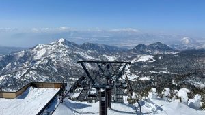 横手山山頂からのこの眺めはパンフにもよく載ります。