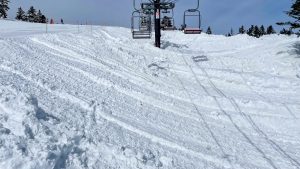 渋峠ゲレンデではあまりの雪の多さで、足元の雪が掻き出されていました。