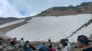 扇雪渓、今年の雪渓は量が少ないようです