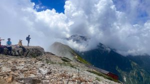 遠く五竜岳、眼下には山荘