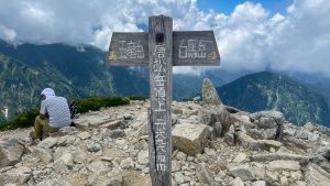 山頂到着、立山連峰や白馬三山は雲の中