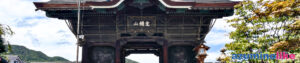 2025/8/13【盆の入り】善光寺・山門前で如来像を見上げる